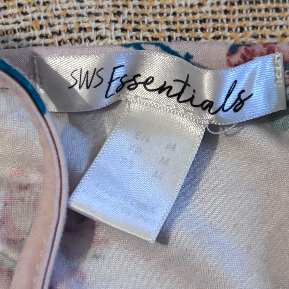 Essentials Floral Patterned Top - Picture 2 of 2